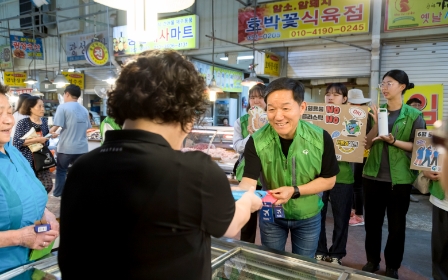 양동시장 상인에게 장바구니를 배부하는 캠페인단