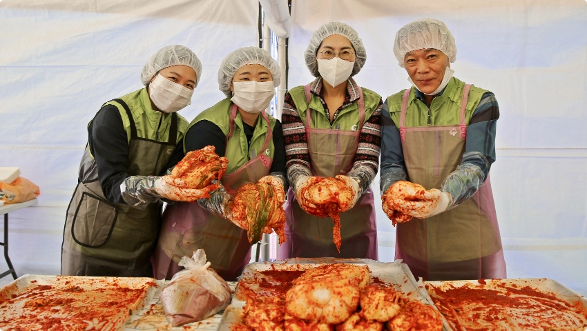 김장행사 전경(오른쪽 최향동 이사장직무대행)